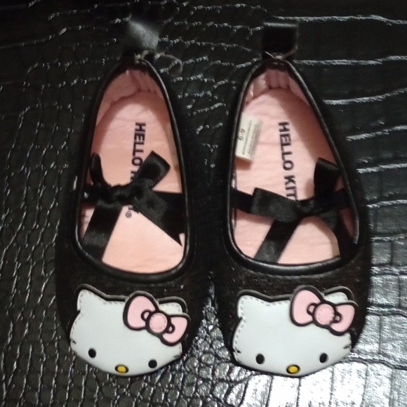 Hello Kitty Black and Pink Slippers with Iconic Design - Picture 8 of 8